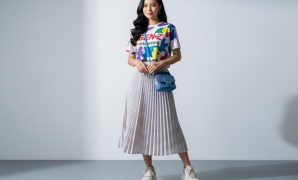 Inspirasi Setelan Rok Plisket Bikin Tampilan Lebih Muda