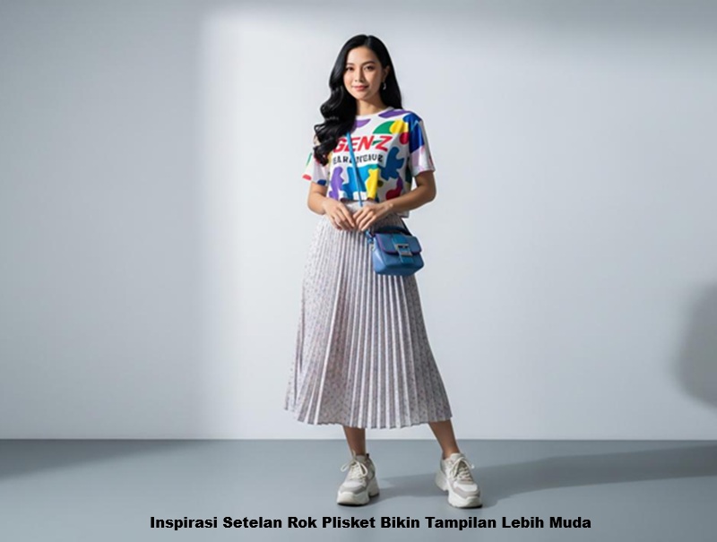 Inspirasi Setelan Rok Plisket Bikin Tampilan Lebih Muda